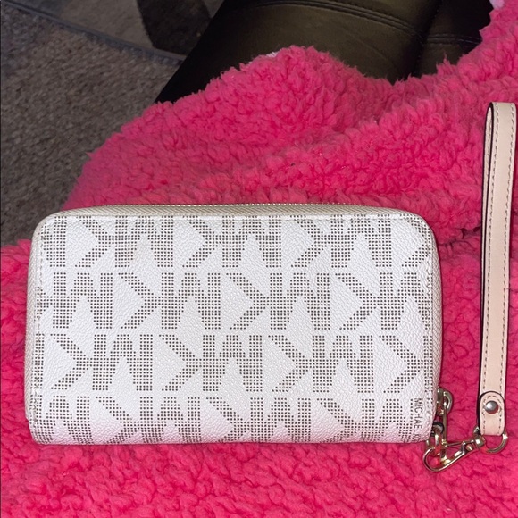 Michael Kors Light Tan Wristlet with Gold Accents New 7”W x4”H - Picture 3 of 7